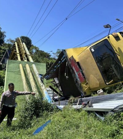 Kecelakaan truk gagal menanjak masuk jurang 4 meter di Giripurno, Kota Batu (Polres Batu)