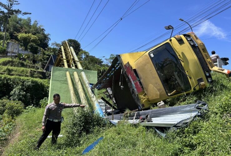 Kecelakaan truk gagal menanjak masuk jurang 4 meter di Giripurno, Kota Batu (Polres Batu)