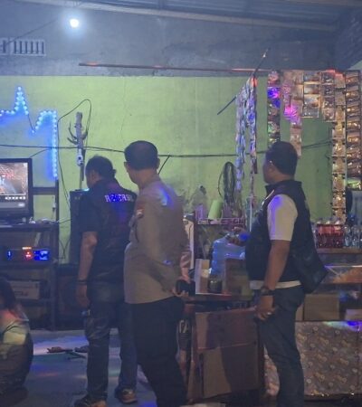 Polsek Kedungkandang Razia Kafe di Sekitar GOR Ken Arok, 179 Botol Miras Disita