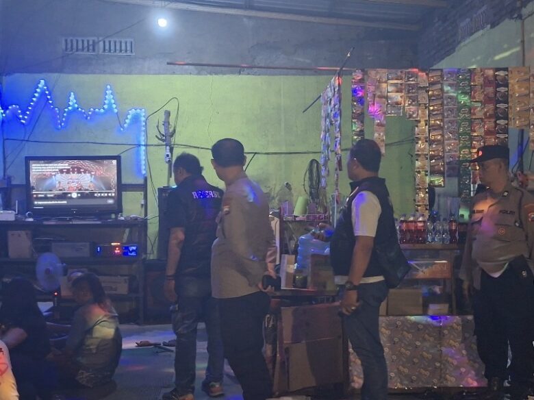 Polsek Kedungkandang Razia Kafe di Sekitar GOR Ken Arok, 179 Botol Miras Disita