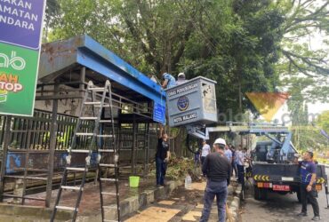 Dishub Kota Malang bersihkan Halte di sekitar SMAN 1 Malang, Senin (27/4/2026) (blok-a/Bob Bimantara Leander)