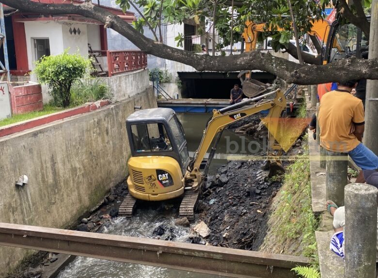 Upaya mengurai genangan di kawasan Jalan Letjen Sutoyo terus dikebut. Dinas PUPRPKP Kota Malang melakukan normalisasi