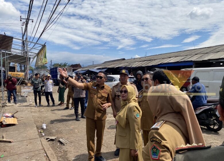 Bedak Pinggir Jalan Pasar Gadang Dibongkar, Proyek Pelebaran Jalan Segera Dimulai