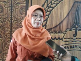 Kabid Pengendalian Pencemaran dan Kerusakan Lingkungan Hidup DLH Kabupaten Malang, Nuning Nurlaila saat diwawancarai awak media (Istimewa)