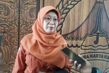 Kabid Pengendalian Pencemaran dan Kerusakan Lingkungan Hidup DLH Kabupaten Malang, Nuning Nurlaila saat diwawancarai awak media (Istimewa)