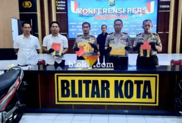 Kapolres Blitar Kota, AKBP Kalfaris Triwijaya Lalo dalam konferensi pers  terkait pembongkaran jaringan curanmor yang beroperasi lintas wilayah hukum. (blok-a.com/Fajar)