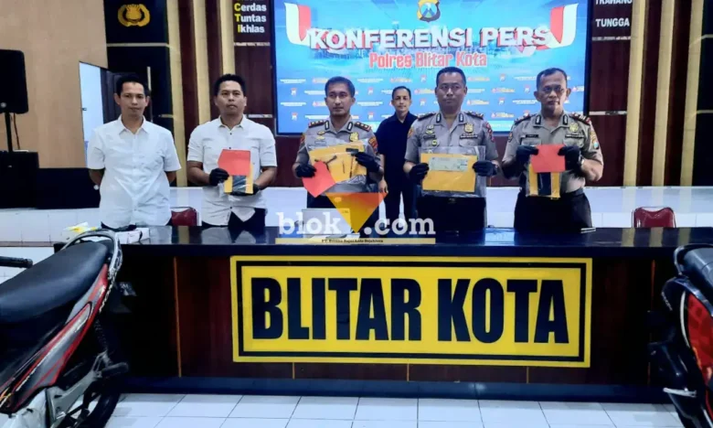 Kapolres Blitar Kota, AKBP Kalfaris Triwijaya Lalo dalam konferensi pers  terkait pembongkaran jaringan curanmor yang beroperasi lintas wilayah hukum. (blok-a.com/Fajar)