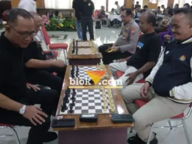 Ketua Percasi Kota Blitar M. Trijanto (kiri) saat eksibisi main catur lawan pengurus Percasi Jawa Timur, Samsul Bahri (foto: Blok-a.com/Fajar)