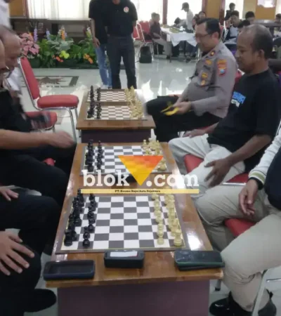 Ketua Percasi Kota Blitar M. Trijanto (kiri) saat eksibisi main catur lawan pengurus Percasi Jawa Timur, Samsul Bahri (foto: Blok-a.com/Fajar)