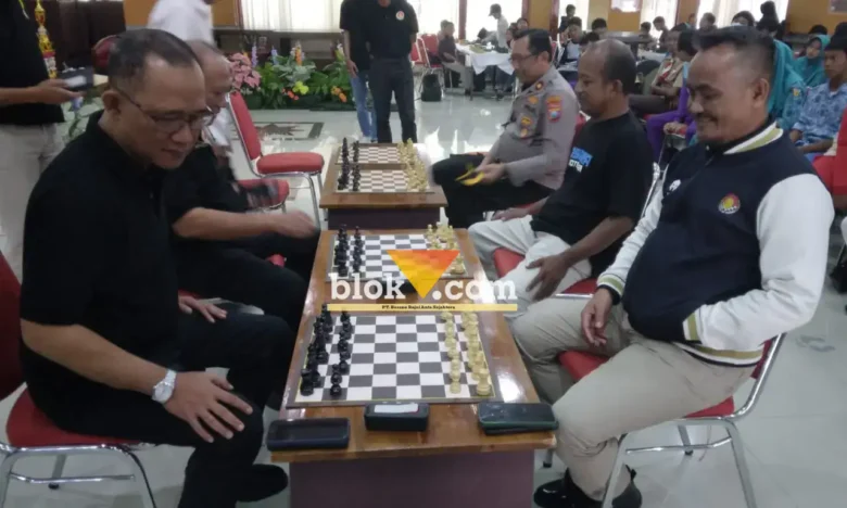 Ketua Percasi Kota Blitar M. Trijanto (kiri) saat eksibisi main catur lawan pengurus Percasi Jawa Timur, Samsul Bahri (foto: Blok-a.com/Fajar)