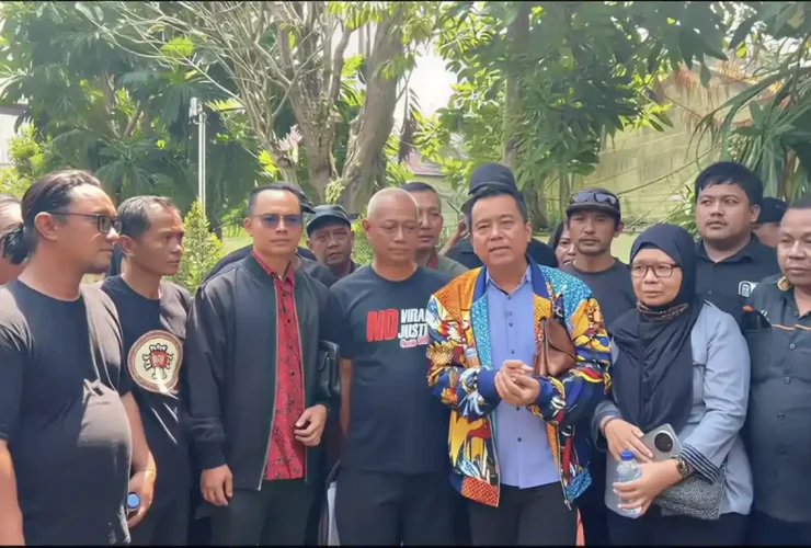 Kuasa Hukum HW alias Pak Dur, Sholeh saat mendampingi kliennya dalam pemeriksaan kasus Jembatan Lahor (Tangkapan Layar Akun TikTok @caksholeh77)
