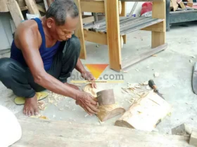 Pengrajin saat menggarap replika topeng Tri Purwo Budoyo (foto: Blok-a.com/Syahrul Wijaya)