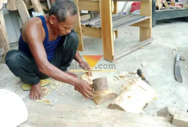 Pengrajin saat menggarap replika topeng Tri Purwo Budoyo (foto: Blok-a.com/Syahrul Wijaya)