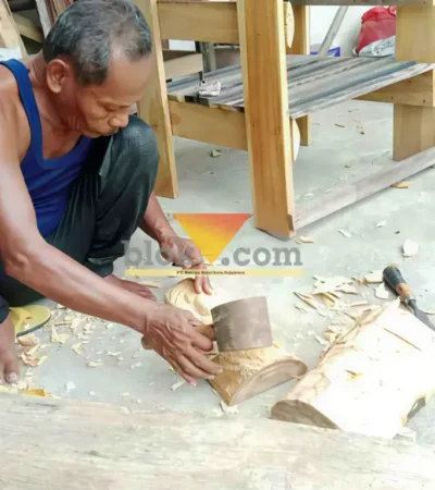 Pengrajin saat menggarap replika topeng Tri Purwo Budoyo (foto: Blok-a.com/Syahrul Wijaya)