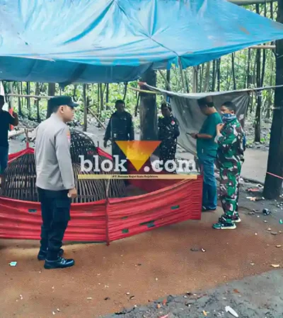 Petugas gabungan TNI-Polri saat membongkar arena judi sabung ayam (foto: Blok-a.com/Syahrul Wijaya)