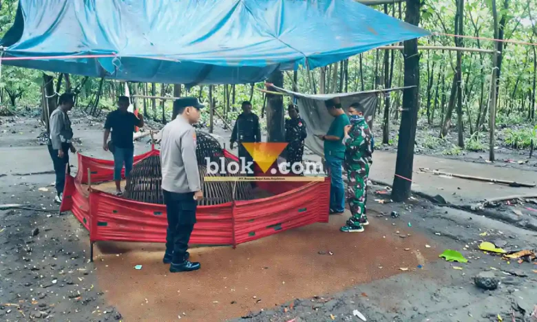 Petugas gabungan TNI-Polri saat membongkar arena judi sabung ayam (foto: Blok-a.com/Syahrul Wijaya)