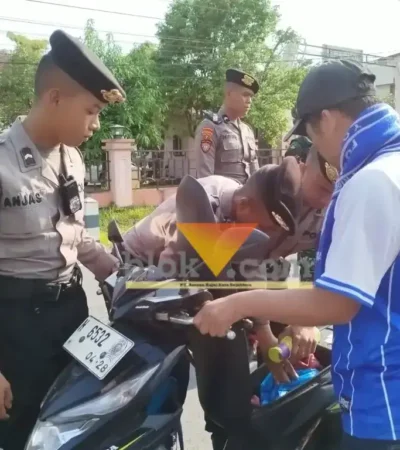 Petugas kepolisian melakukan pemeriksaan kepada suporter Arema FC yang akan menonton pertandingan melawan Persis Solo (foto: Blok-a.com/Yogga Ardiawan)