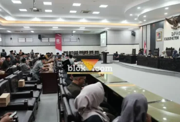 Rapat paripurna DPRD Kabupaten Blitar membahas LKPJ Bupati Blitar Tahun 2025, DPRD mengeluarkan 20 rekomendasi strategis (foto: Blok-a.com/Fajar)
