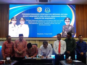 Teks: Bupati Mojokerto bersama Kejari Mojokerto saat tandatangan MoU pendampingan perdata dan TUN.(blok-a.com/Syahrul Wijaya)