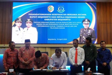 Teks: Bupati Mojokerto bersama Kejari Mojokerto saat tandatangan MoU pendampingan perdata dan TUN.(blok-a.com/Syahrul Wijaya)