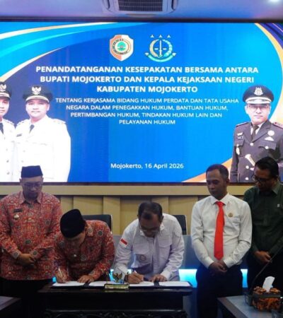 Teks: Bupati Mojokerto bersama Kejari Mojokerto saat tandatangan MoU pendampingan perdata dan TUN.(blok-a.com/Syahrul Wijaya)