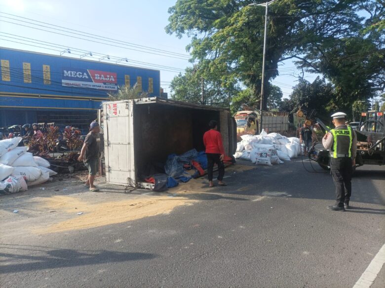 Sopir Diduga Mengantuk, Truk Hantam Bus dan Panther Langsung Oleng di Blimbing Malang
