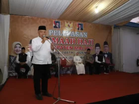Bupati Malang, HM Sanusi saat memberangkatkan jamaah haji asal Kabupaten Malang (prokopim)