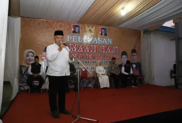 Bupati Malang, HM Sanusi saat memberangkatkan jamaah haji asal Kabupaten Malang (prokopim)