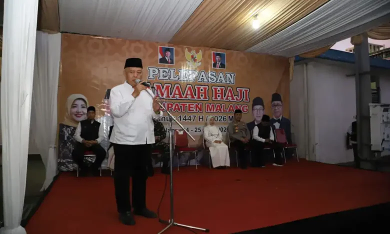 Bupati Malang, HM Sanusi saat memberangkatkan jamaah haji asal Kabupaten Malang (prokopim)