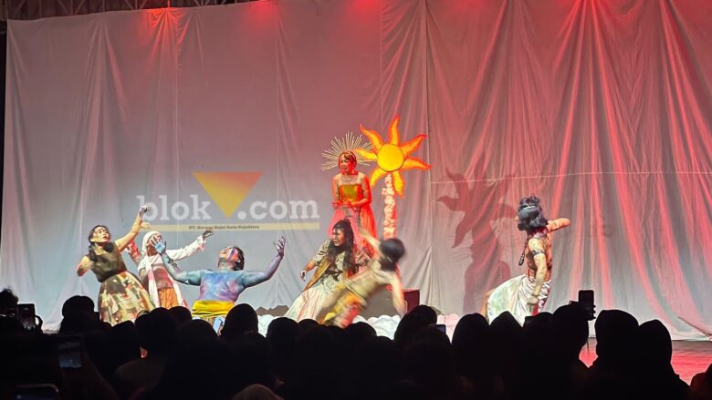 Penampilan Teater Gelanggang Seni Sastra Teater dan Film (GSSTF) Universitas Padjajaran. (blok-a.com / M Berril Labiq)