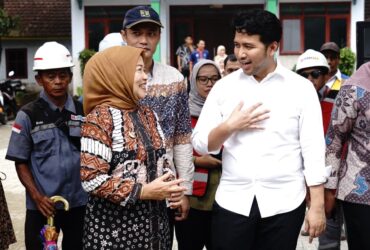 Wabup Malang, Hj Lathifah Shohib saat mendampingi Wagub Jawa Timur, Emil Dardak meninjau jalur Pansela Gondanglegi - Balekambang (pro)