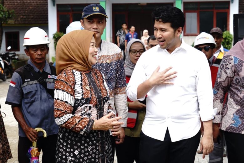 Wabup Malang, Hj Lathifah Shohib saat mendampingi Wagub Jawa Timur, Emil Dardak meninjau jalur Pansela Gondanglegi - Balekambang (pro)