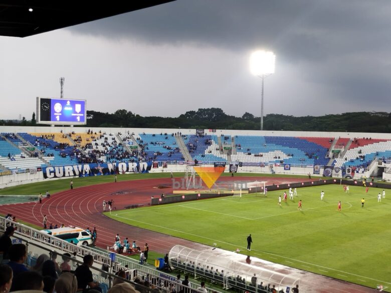 Pertandingan Arema FC saat melawan Malut United yang berjalan kondusiv jadi bukti Aremania telah berbenah (blok-a.com / Yogga Ardiawan)