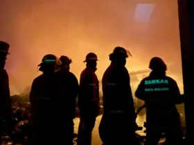Kebakaran yang terjadi di gudang material rokok di kawasan Kedungkandang sebabkan kerugian hingga Rp 1 Miliar (foto: Damkar Kota Malang)