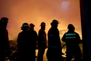 Kebakaran yang terjadi di gudang material rokok di kawasan Kedungkandang sebabkan kerugian hingga Rp 1 Miliar (foto: Damkar Kota Malang)