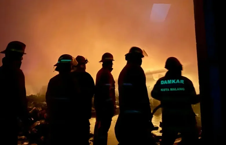 Kebakaran yang terjadi di gudang material rokok di kawasan Kedungkandang sebabkan kerugian hingga Rp 1 Miliar (foto: Damkar Kota Malang)