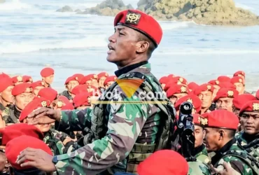 Letda M. Bintang Revolusi, perwira muda yang pernah dinobatkan sebagai Taruna Terbaik Pendidikan Dasar Infanteri tahun 2024, kini memimpin yel-yel prosesi pembaretan Kopassus tahun 2026 (foto: Blok-a.com/Fajar)