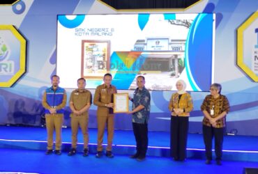 Walikota Malang, Wahyu Hidayat saat memberikan apresiasi kepada pemenang dalam agenda Malang Kota Bersih Menuju Adipura untuk Indonesia Asri 2026 (blok-a.com / Yogga Ardiawan)