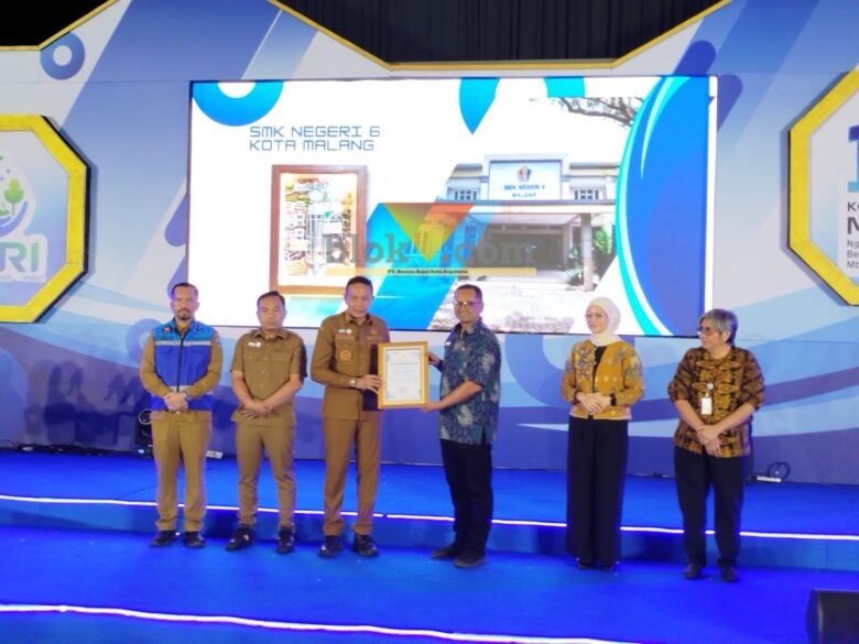 Walikota Malang, Wahyu Hidayat saat memberikan apresiasi kepada pemenang dalam agenda Malang Kota Bersih Menuju Adipura untuk Indonesia Asri 2026 (blok-a.com / Yogga Ardiawan)