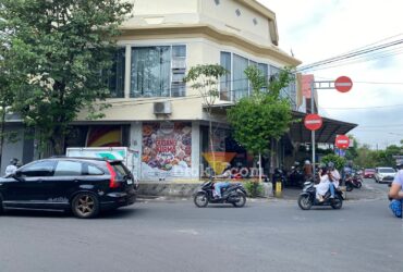 Toko Bayakub, salah satu unit usaha legendaris di kawasan Embong Arab, Kota Malang. (blok-a.com/ Berril Labiq)