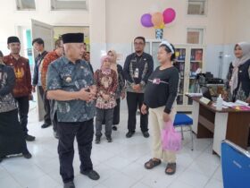 Bupati Malang, HM Sanusi saat meninjau salah satu Puskesmas di Kabupaten Malang (Prokopim)