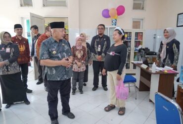 Bupati Malang, HM Sanusi saat meninjau salah satu Puskesmas di Kabupaten Malang (Prokopim)
