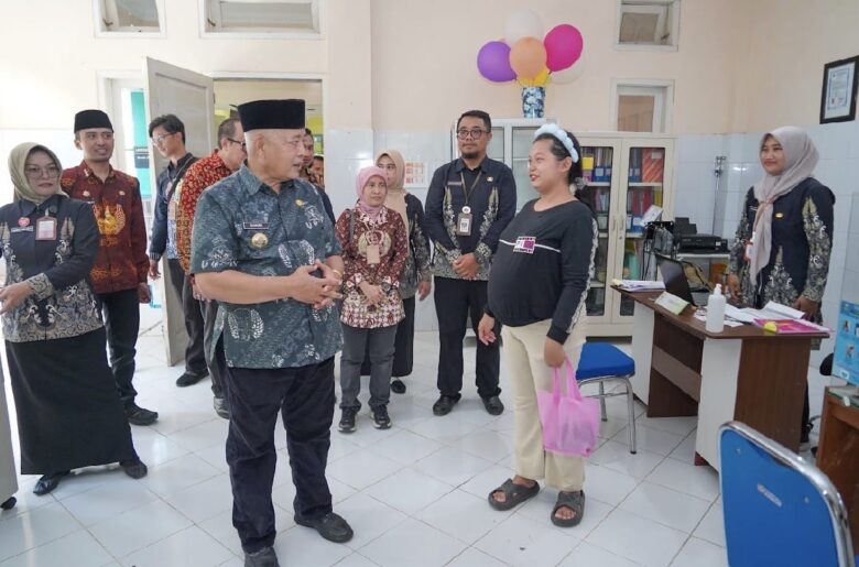Bupati Malang, HM Sanusi saat meninjau salah satu Puskesmas di Kabupaten Malang (Prokopim)