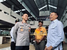 Wali Kota Malang, Wahyu Hidayat didampingi oleh Kapolresta Malang Kota, Kombes Pol Putu Kholis Aryana saat meninjau Pasar Kebalen (blok-a.com / Yogga Ardiawan)