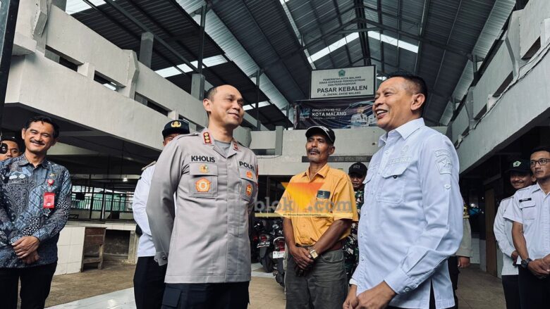 Wali Kota Malang, Wahyu Hidayat didampingi oleh Kapolresta Malang Kota, Kombes Pol Putu Kholis Aryana saat meninjau Pasar Kebalen (blok-a.com / Yogga Ardiawan)