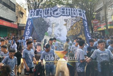 Tradisi arak-arakan Black Embek, yang terjaga sejak tahun 1980 oleh warga Kidul Pasar, Kota Malang (blok-a.com / M Berril Labiq)