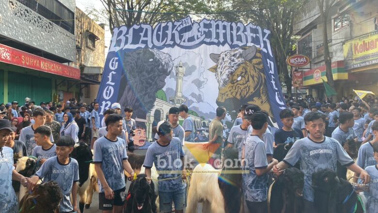 Tradisi arak-arakan Black Embek, yang terjaga sejak tahun 1980 oleh warga Kidul Pasar, Kota Malang (blok-a.com / M Berril Labiq)