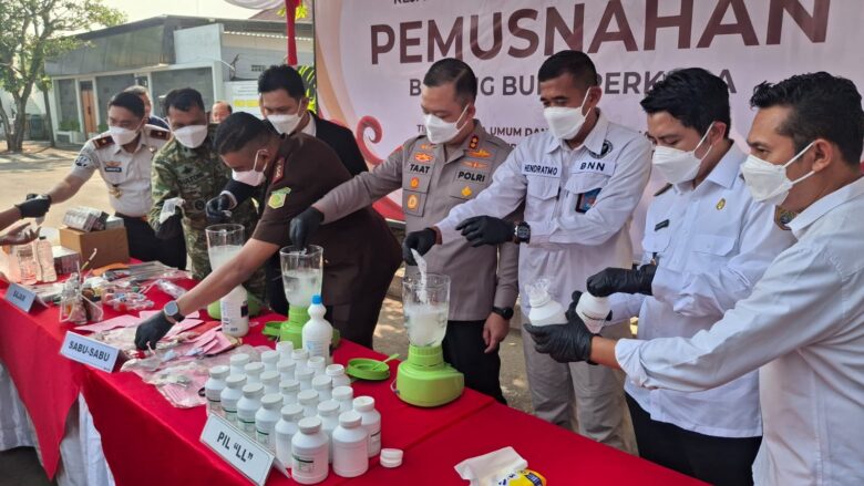Kejari Kabupaten Malang Musnahkan Sabu dan 190 Ribu Rokok Ilegal