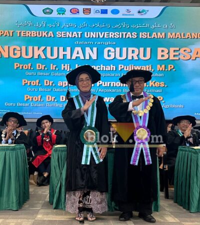 Rektor Unisma, Prof. Junaidi saat mengukuhkan Prof. Dr. Ir. Hj. Istirochah Pujiwati, M.P. sebagai Guru Besar bidang kepakaran fisiologi tumbuhan, Sabtu (9/5/2026). (blok-a.com/ Zul)