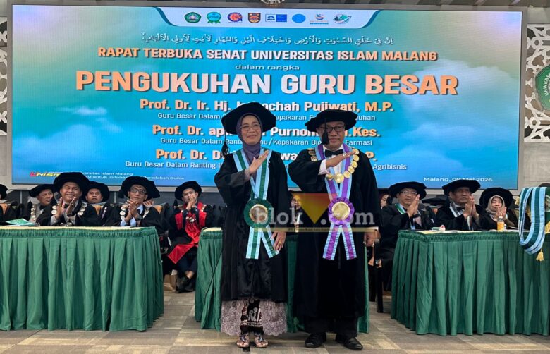 Rektor Unisma, Prof. Junaidi saat mengukuhkan Prof. Dr. Ir. Hj. Istirochah Pujiwati, M.P. sebagai Guru Besar bidang kepakaran fisiologi tumbuhan, Sabtu (9/5/2026). (blok-a.com/ Zul)